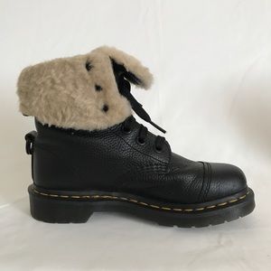 DR. MARTENS WOMEN’S AIMILITA FL ANKLE BOOT